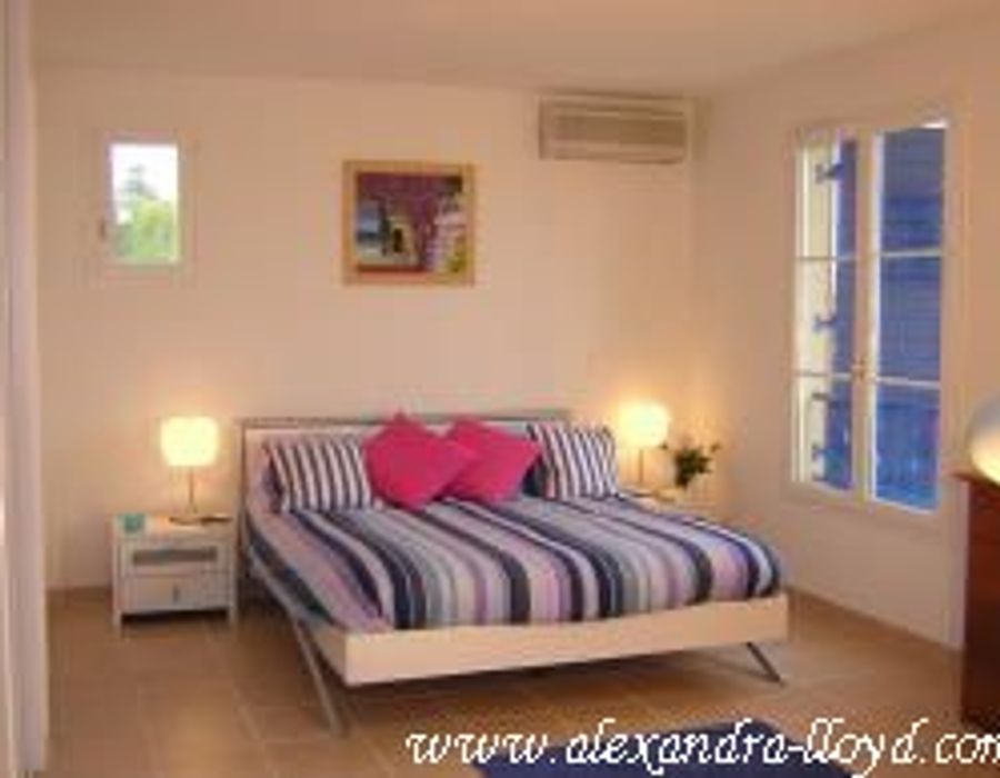 A newly built villa located in a private domain, just outside Antibes. 5