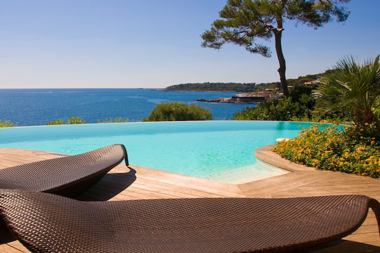 Modern property located on the Cap d'Antibes, close to the water