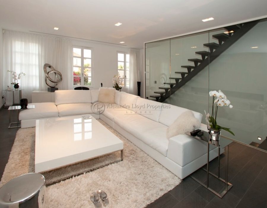 STUNNING! Luxury apartment in the heart of Saint Tropez 2