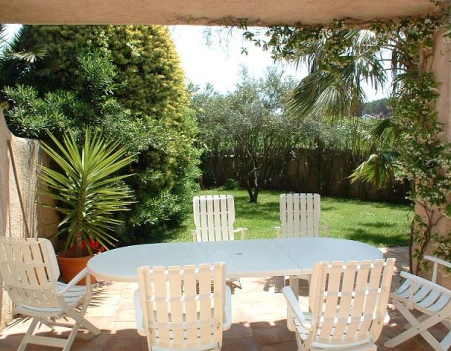 A pretty Provencal style property located in the private domain Les Parcs de la 2