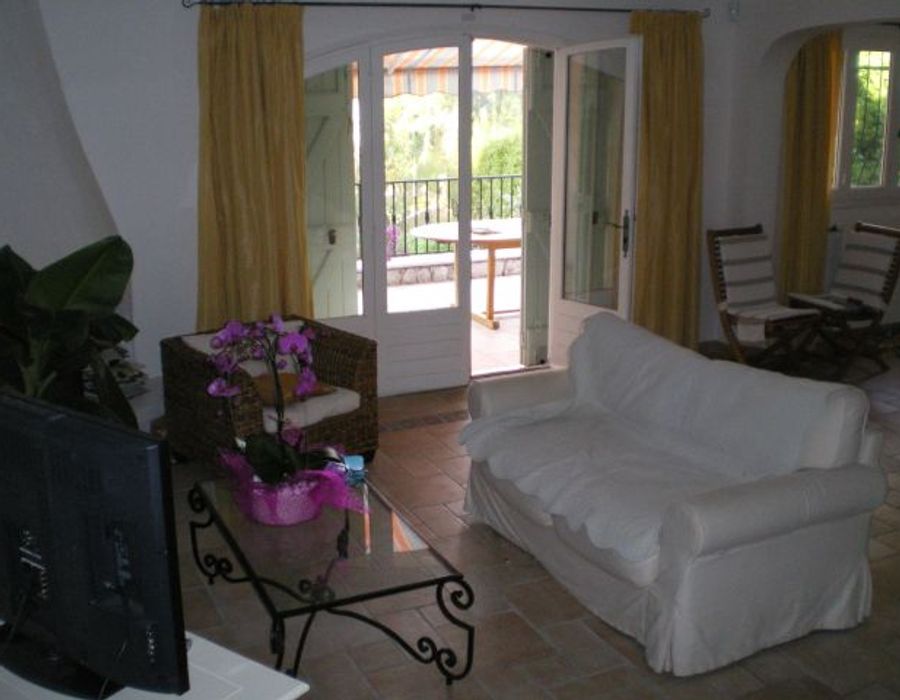 Charming villa located in the heart of a very quiet private domain. 1