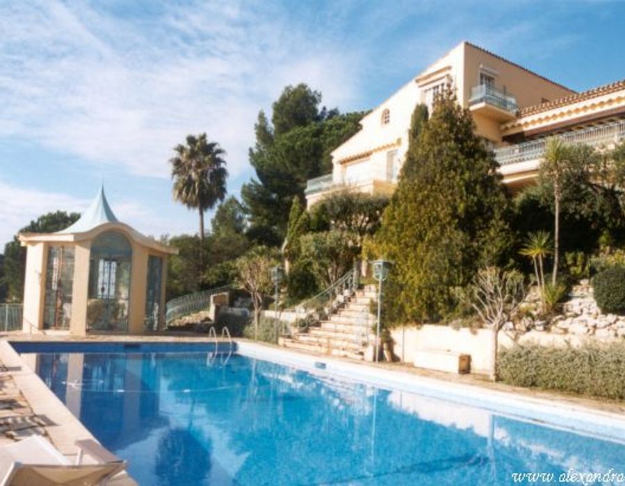 Prestigious villa in Super Cannes 1