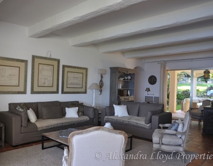 A charming Provencal property with a modern interior, well positioned 5
