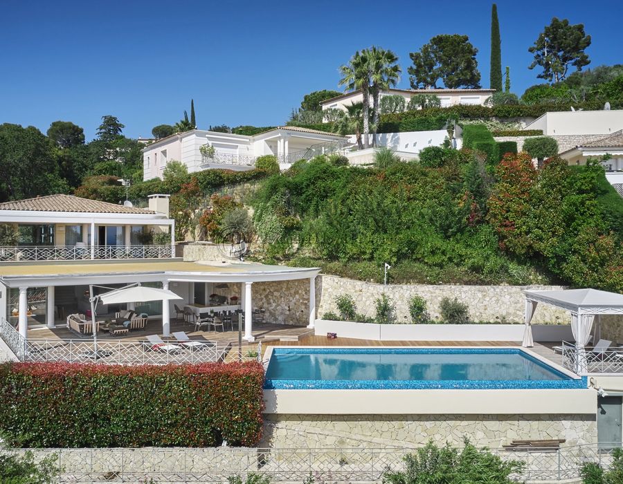 A large property located in the hills of Cannes, with great views 2
