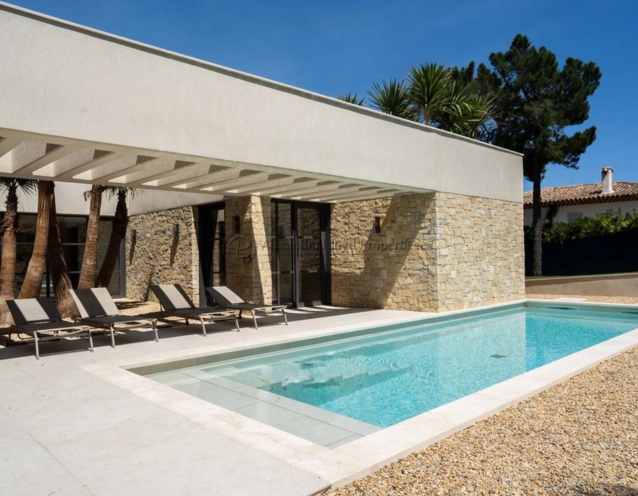 Within walking distance to Pampelonne Beach, a modern five bedroom house for rent 6