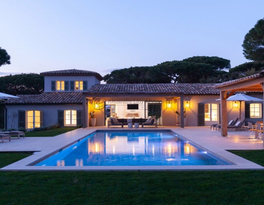 Elegant 5-Bedroom Villa with Stunning Interior Available for Rent in Les Parcs de Saint-Tropez 4