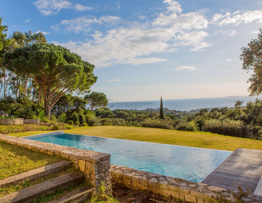 Breathtaking views, tranquility and a beautiful house in Girago 1