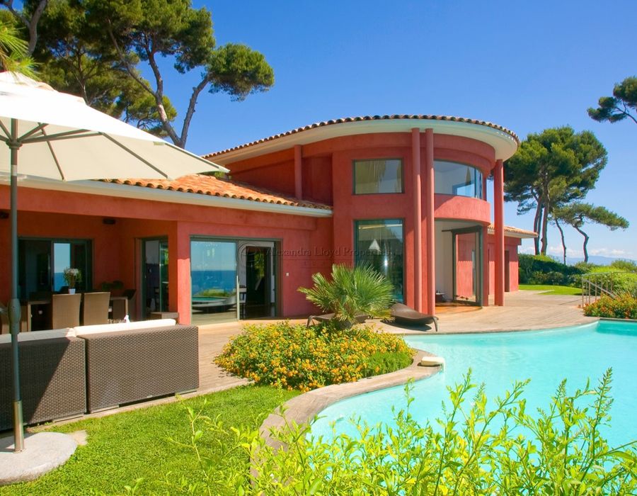 Modern property located on the Cap d'Antibes, close to the water 1