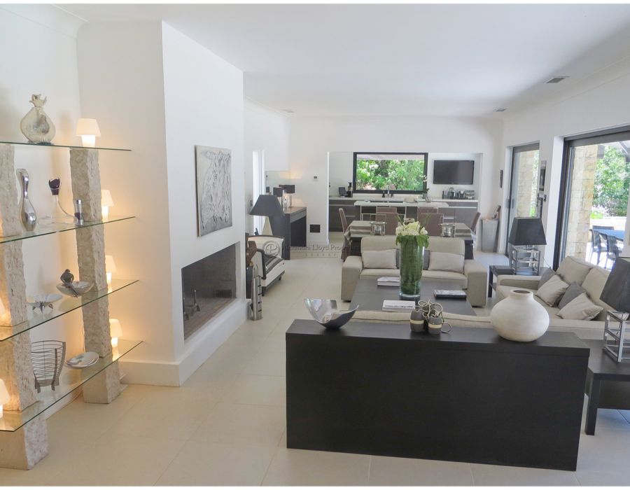 Contemporary villa located in Roquefort les Pins 3