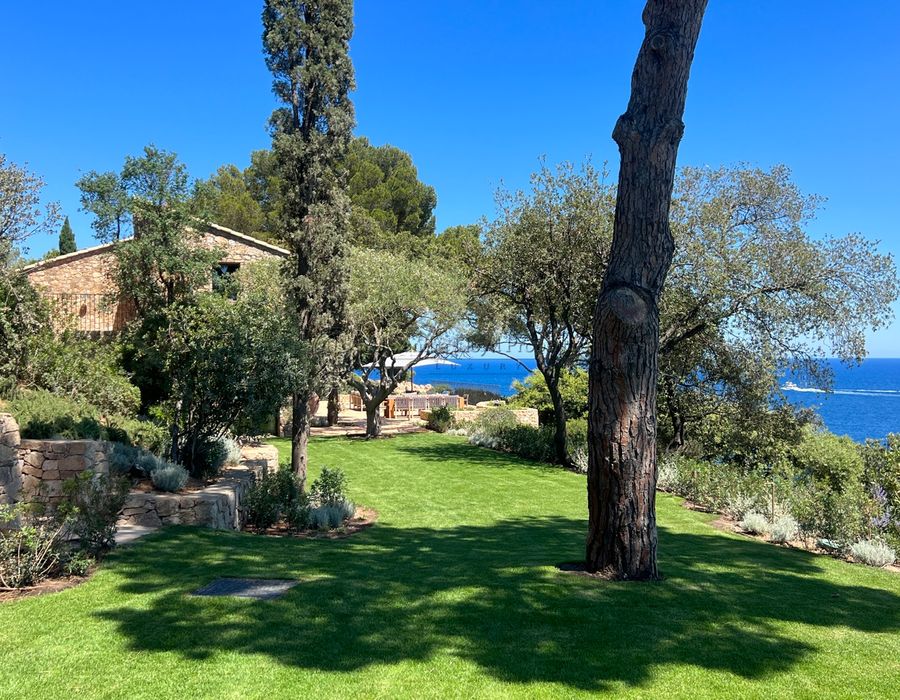 Luxury Waterfront Villa in Ramatuelle with Panoramic Sea Views and Exceptional Design 3
