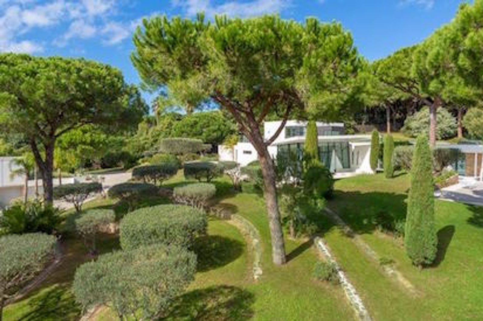 Fabulous ultra contemporary villa located on the Route de Tahiti