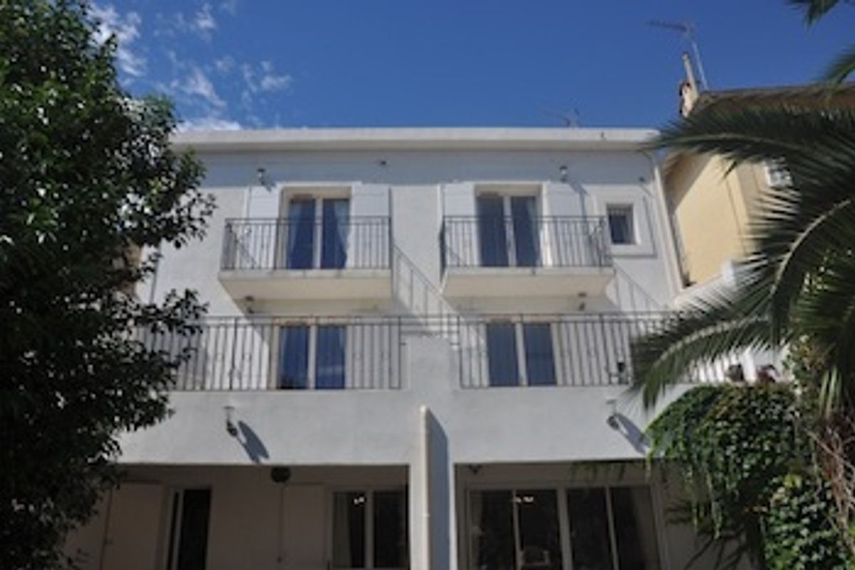 Walking distance from the centre of Cannes, an ideal property for conferences.