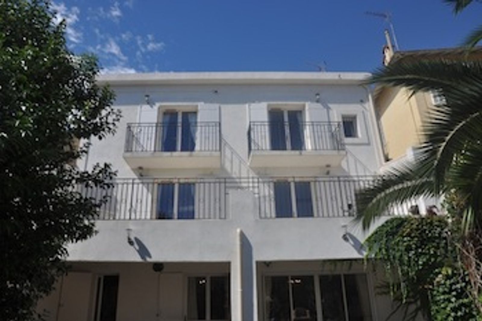 Walking distance from the centre of Cannes, an ideal property for conferences.