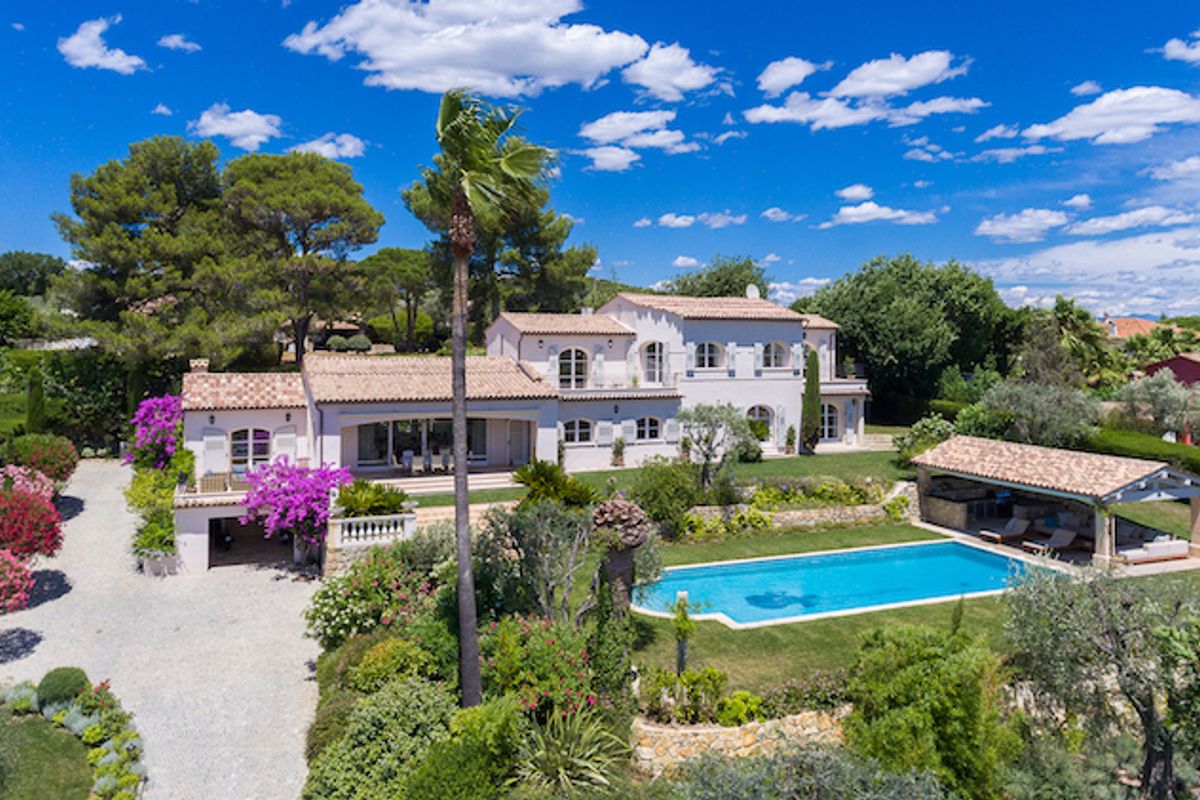 A wonderful family home in Mougins, with views over the sea and village