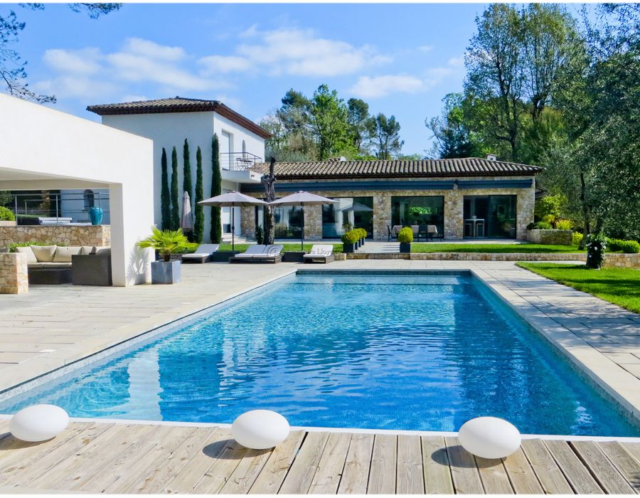 Contemporary villa located in Roquefort les Pins 1