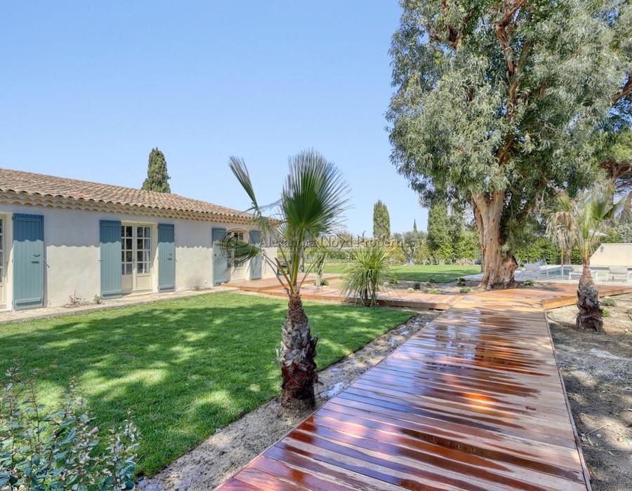 Close to Pampelonne Beach — A Five-Bedroom Property for Rent 3