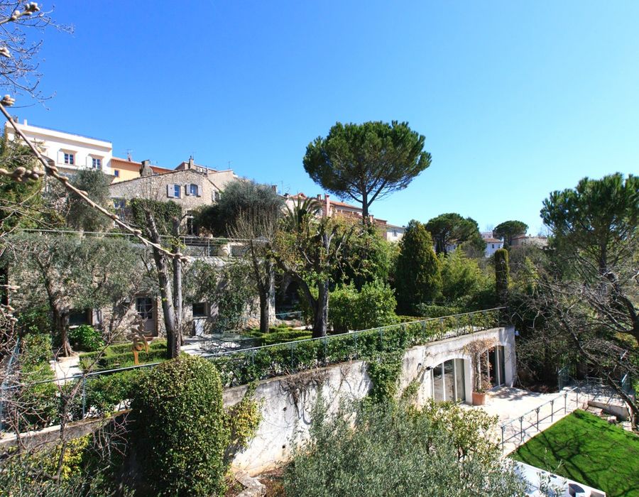 Located in the heart of Mougins village, a wonderful, fully refurbished mill 4