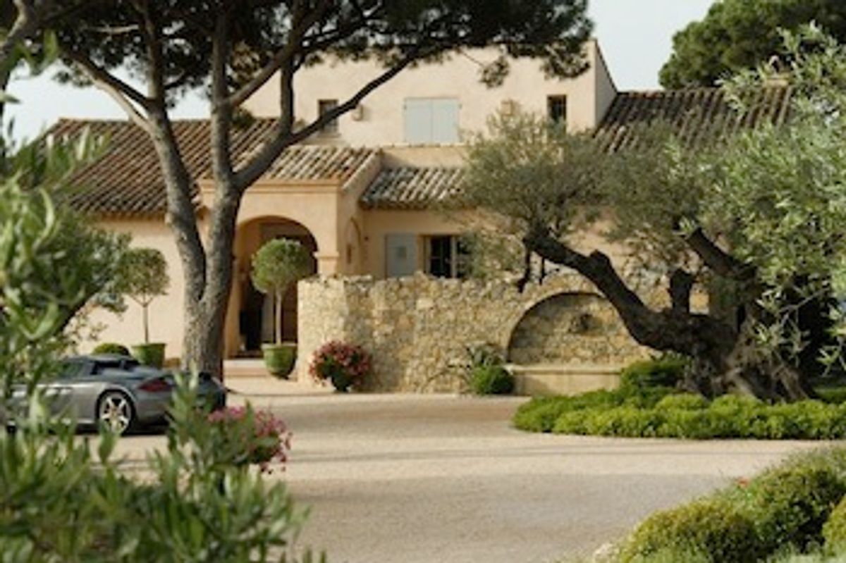 Found in the ideal location between the town centre and St. Tropez's mythical be