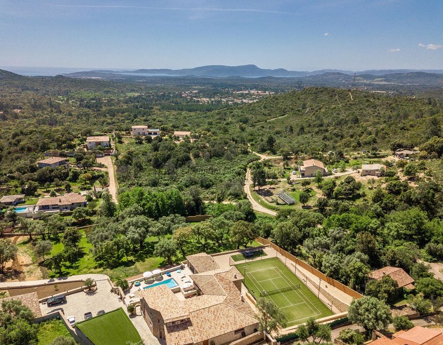 Sainte Lucie de Porto Vecchio - a five bedroom property with a tennis court 3