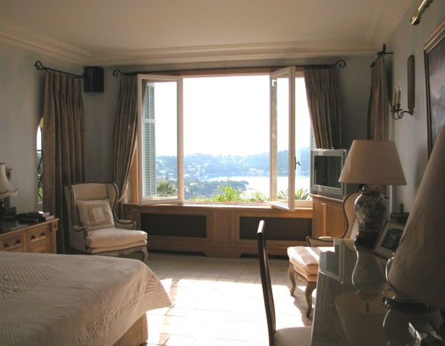 Overlooking the Cap Ferrat, a stunning property with a lovely interior 3