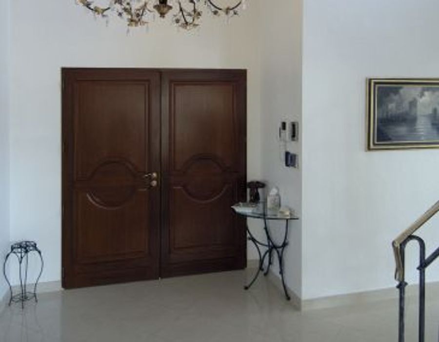 A delightful property located in the prestigious neighborhood 4