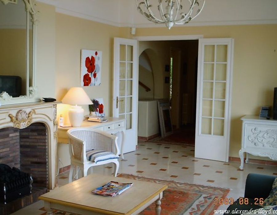 Provencale villa offers exceptional views over Cap Ferrat and the sea. 5