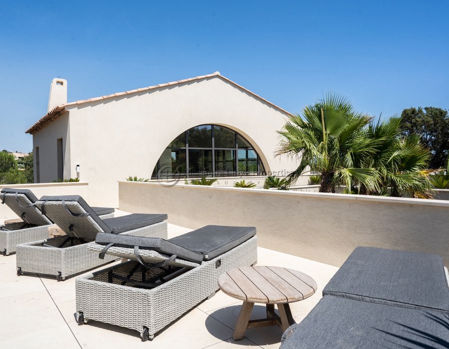 Within walking distance to Pampelonne Beach, a modern five bedroom house for rent 4