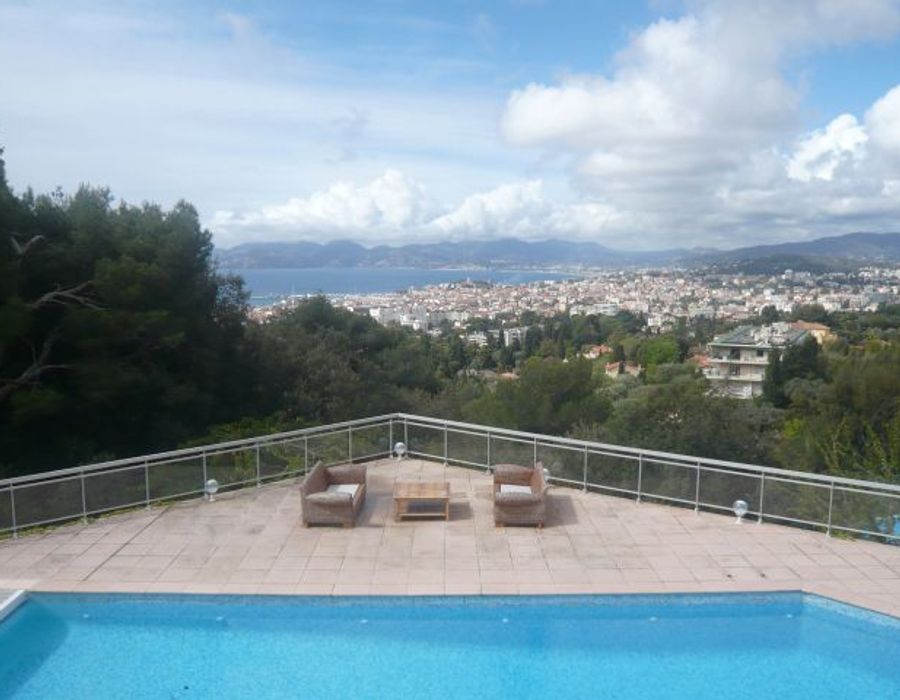 Large property located close to the centre of Cannes 1
