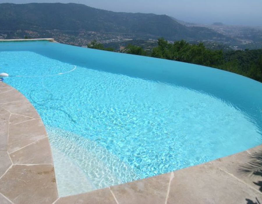 A provencal style villa located on the heights of Nice 1
