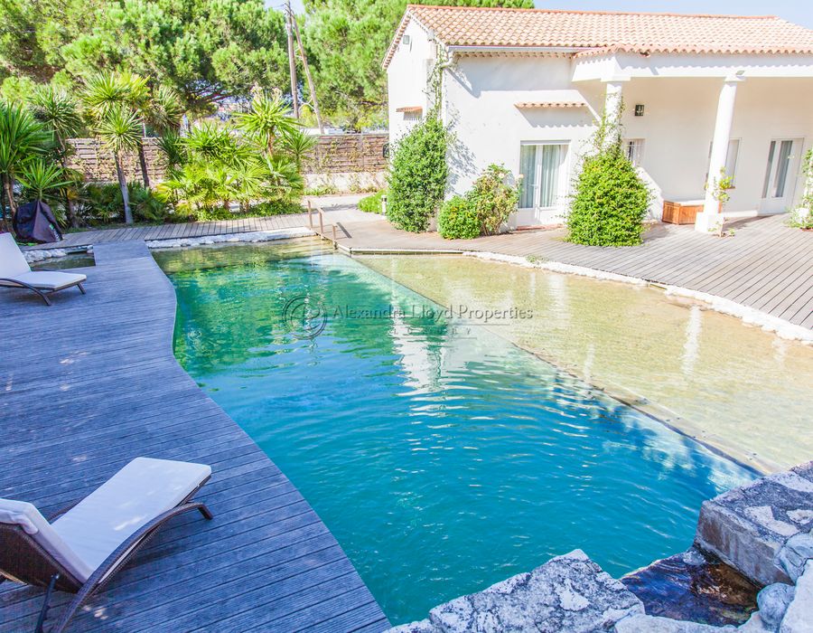 Located opposite Salis beach on the Cap d'Antibes 5