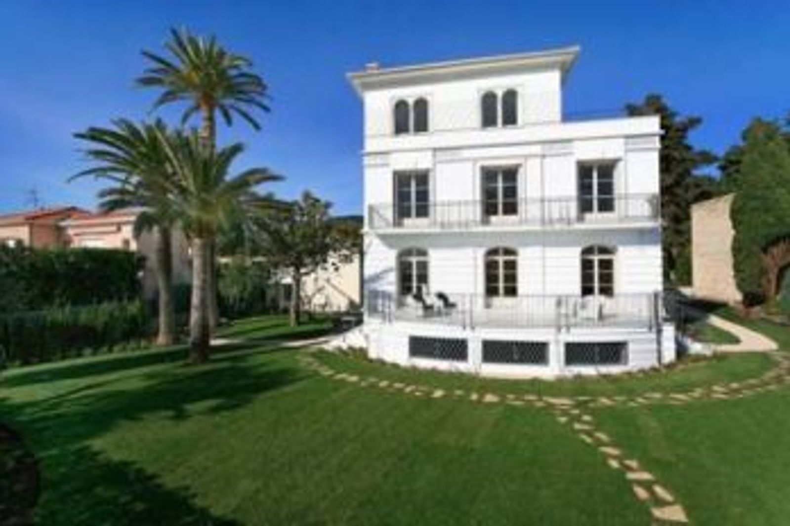 Newly renovated property close to the village in Cap Ferrat