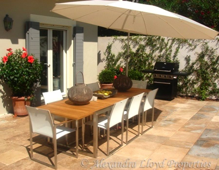 Provencal villa with large swimming pool and pool house located on the Cap d'Antibes 3