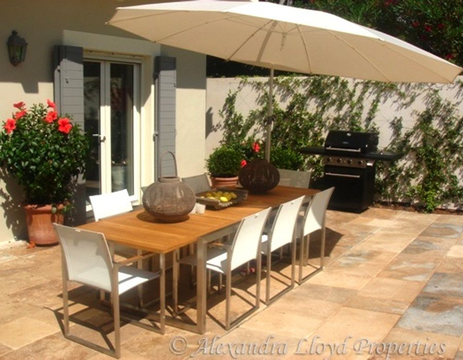 Provencal villa with large swimming pool and pool house located on the Cap d'Antibes 3