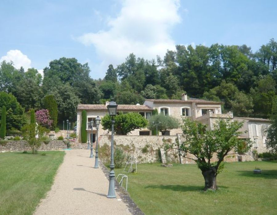 A stunning property situated on the edge of a beautiful village 6