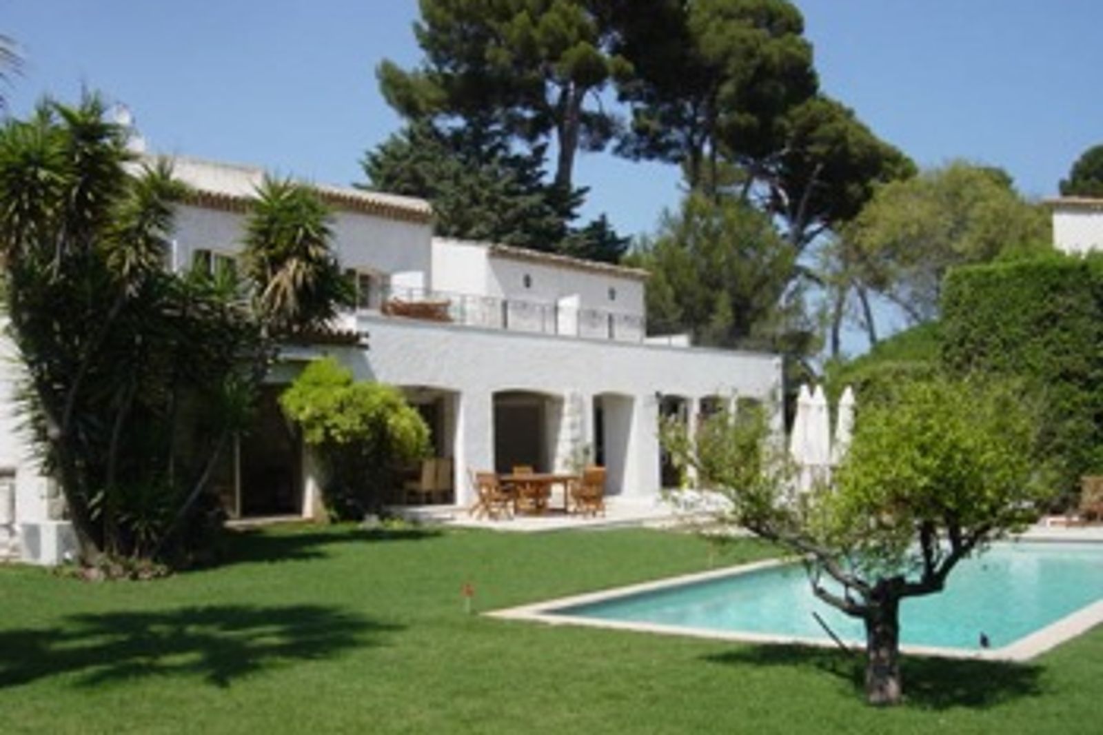 Provençal villa located on the <strong>Cap d'Antibes</strong> with a living spac