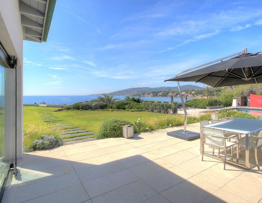 Breathtaking contemporary waters edge villa in Saint Aygulf 4