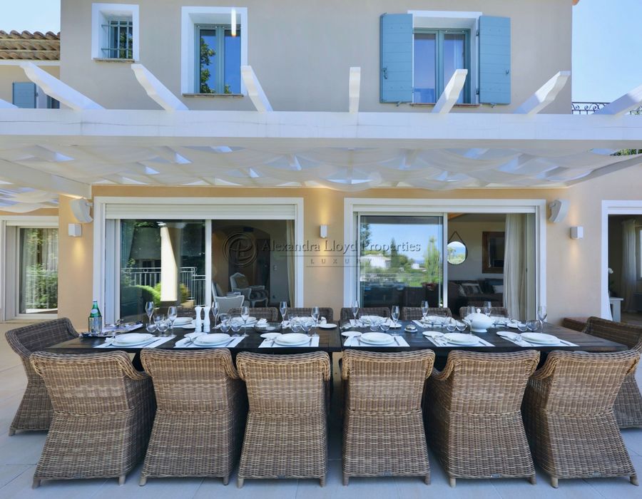 Fabulous newly renovated property in the Sinopolis domaine, close to Saint Tropez 3