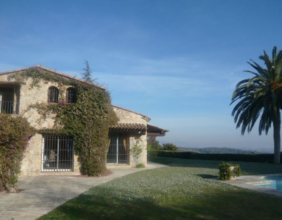 A charming Provencal style property located in Les Hauts de St Paul 5