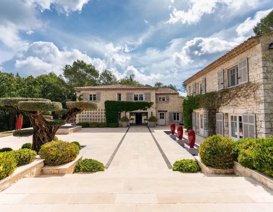 An exceptional 9 bedroom property located in a gated domaine in Valbonne 4