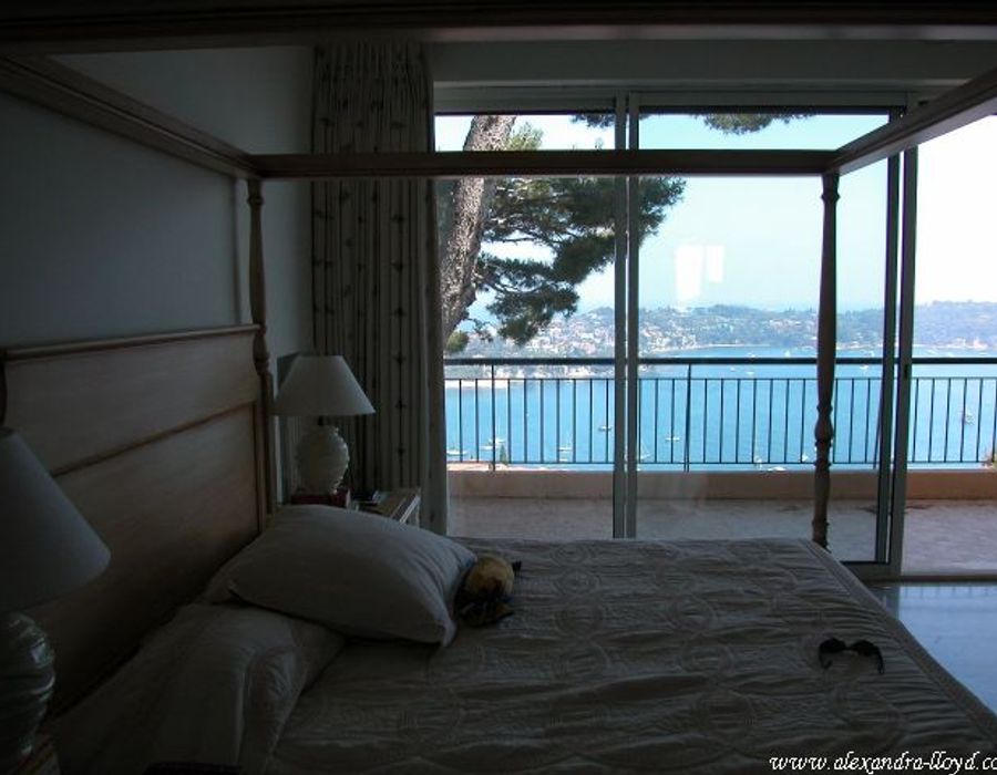 Provencale villa offers exceptional views over Cap Ferrat and the sea. 4