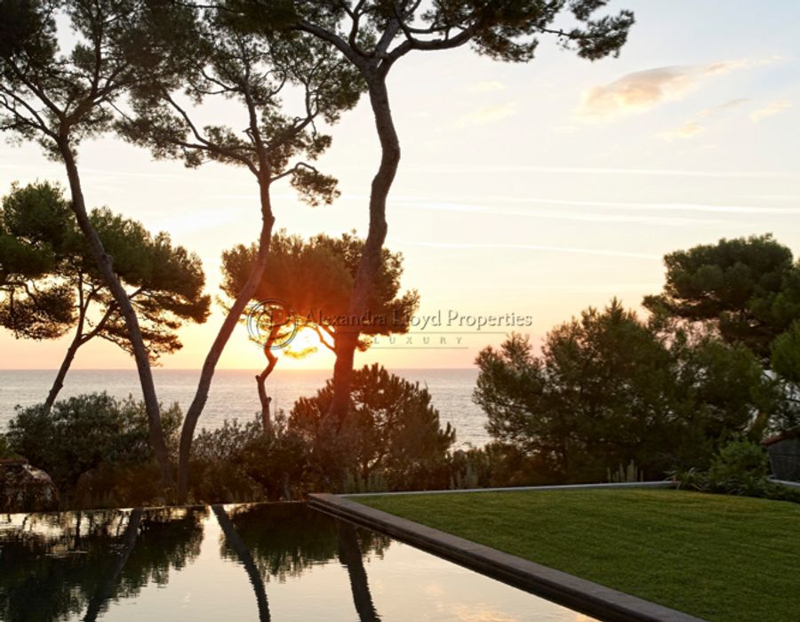 Elegant contemporary villa for sale on the Cap d'Antibes 2