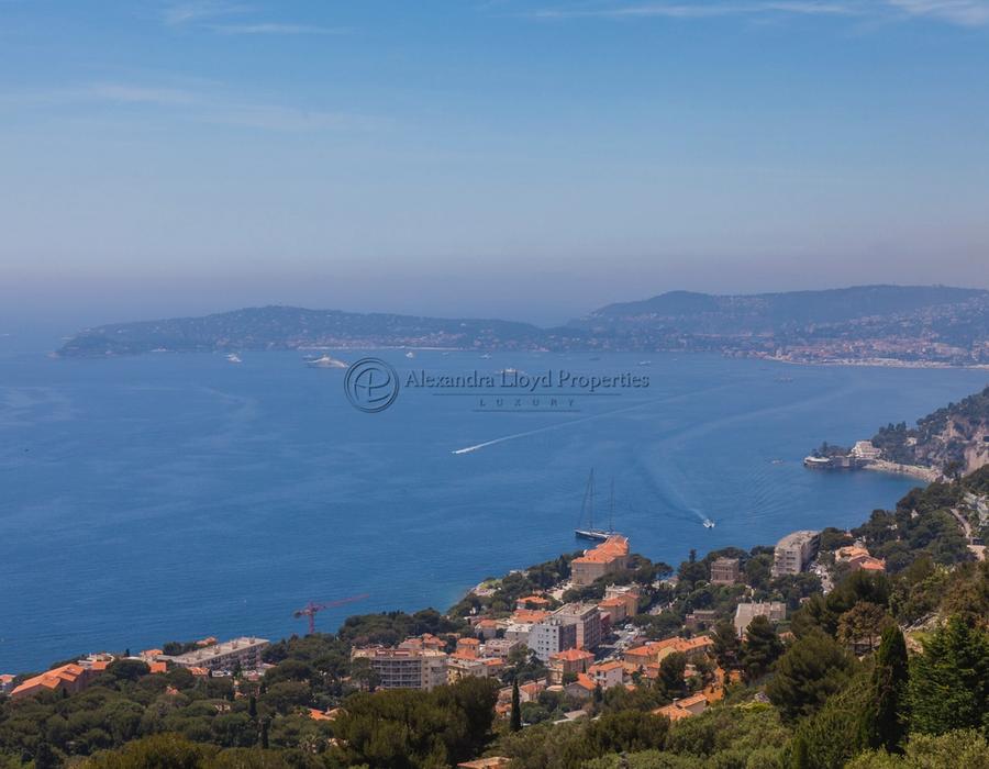 Spacious villa with exceptional views for rent in Cap d'Ail 1