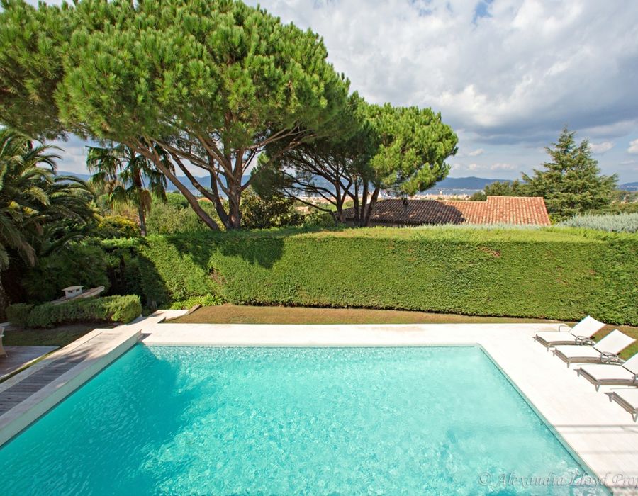 A seven bedroom villa for rent in La Belle Isnarde, Saint Tropez 6