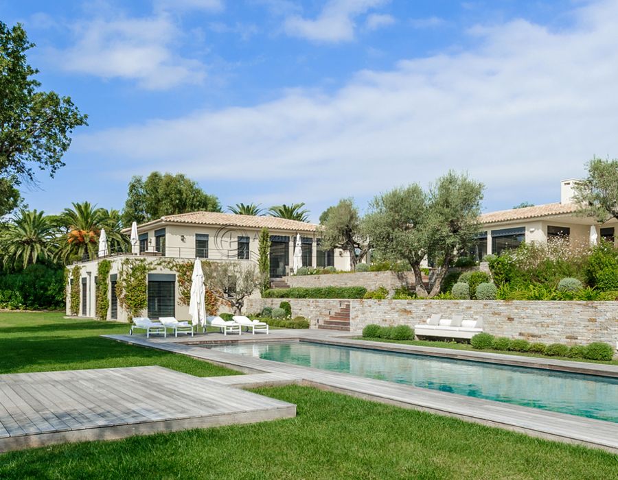 Contemporary elegant property for rent and sale in Les Parcs de Saint Tropez 1