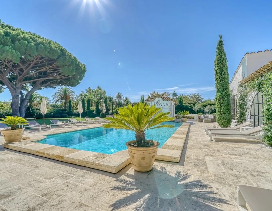 Exceptional property! A seven bedroom villa for rent in Les Parcs de Saint Tropez  4