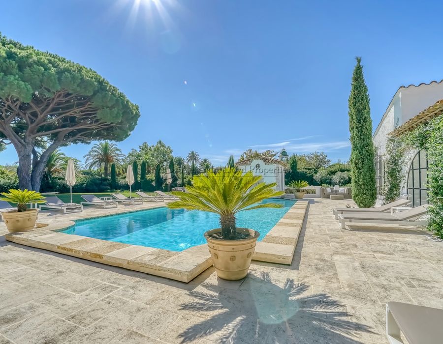 Exceptional property! A seven bedroom villa for rent in Les Parcs de Saint Tropez 4