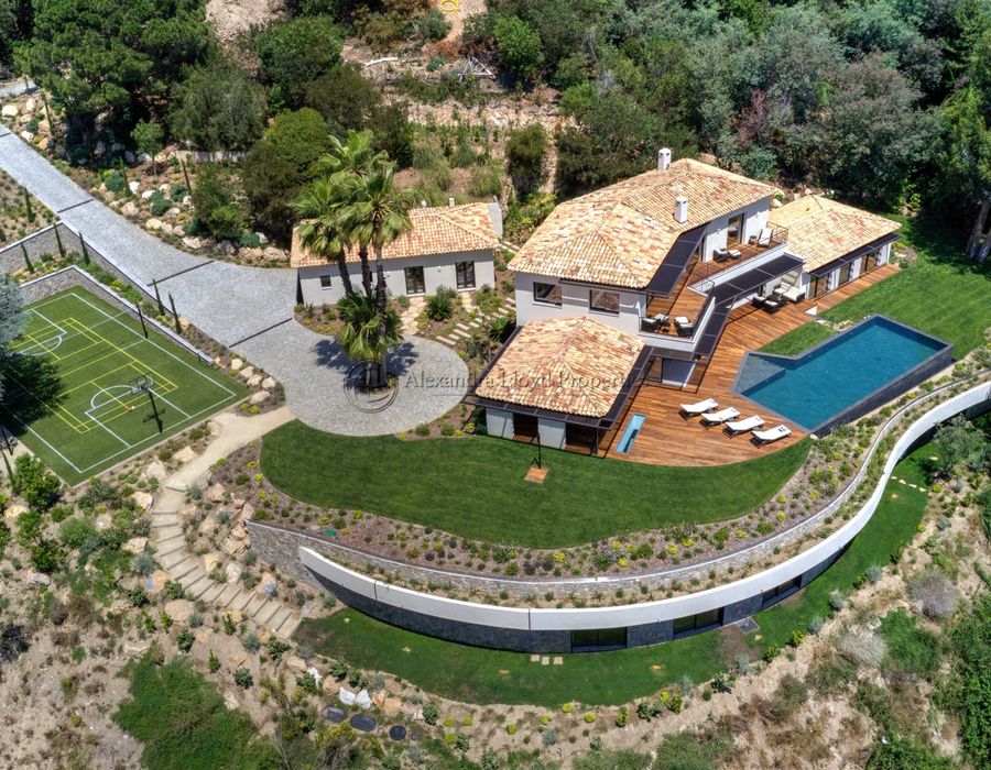 Super Cannes - a six bedroom villa for rent with a tennis court 3