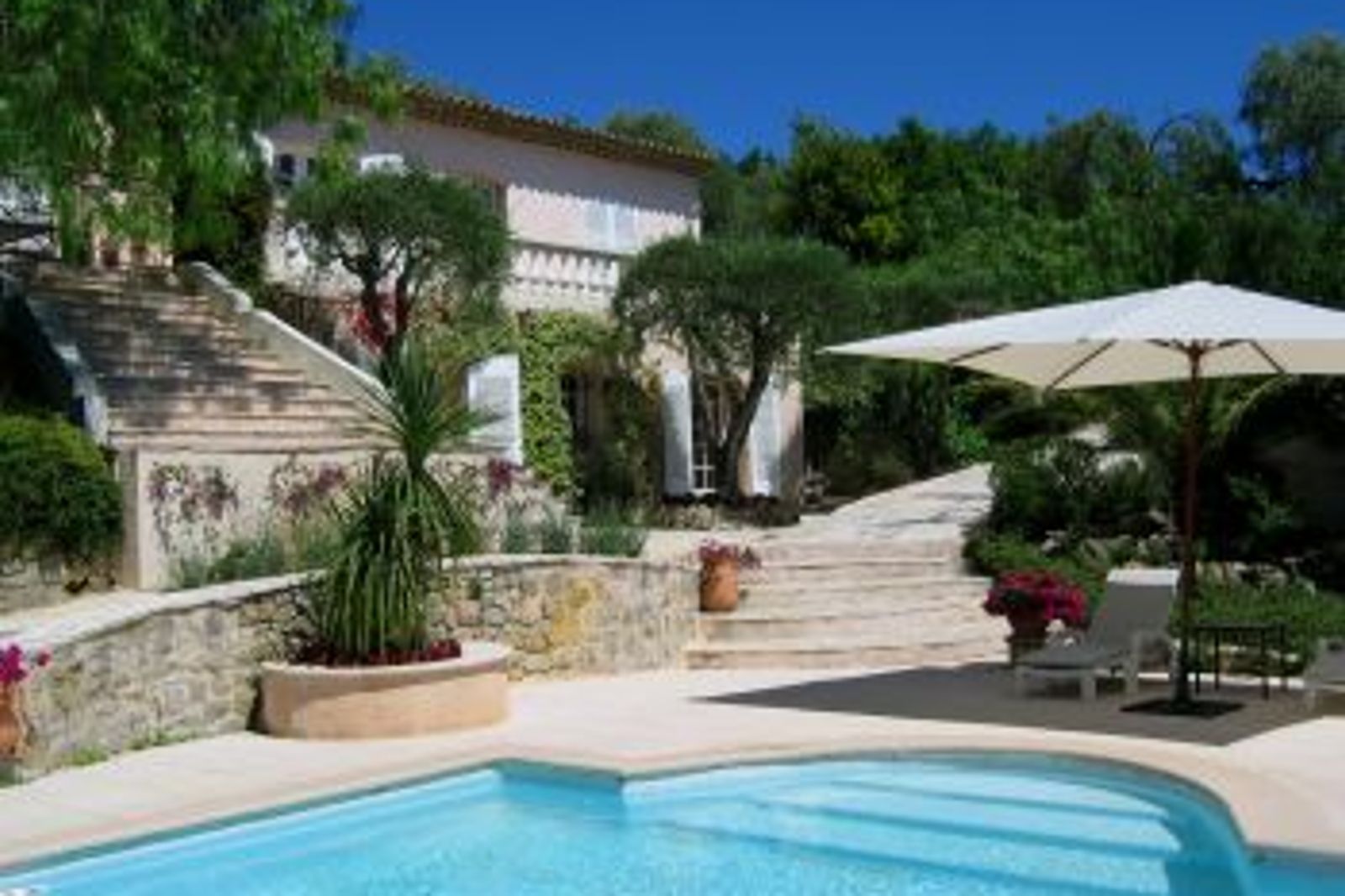 Charming villa with a view over the hills and the bay of Cannes
