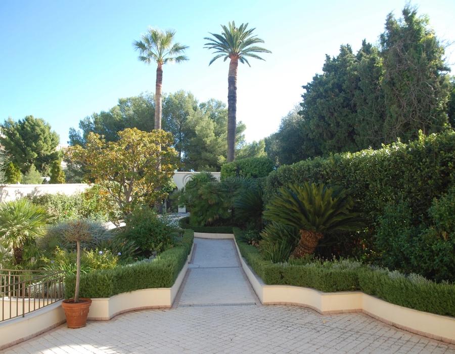 Stunning property with direct access to the water on the Cap Ferrat 1