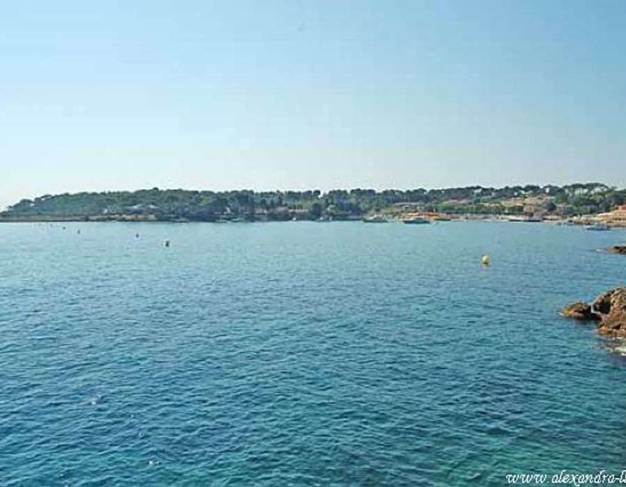 Waters edge property on the Cap d'Antibes 3